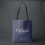 Tote Bag Script moderne Marine Bleu demoiselles d'honneur p<br><div class="desc">Script moderne Marine Bleu Sac fourre-tout d'domestiques personnalisées avec le nom de la servante d'honneur personnalisée en calligraphie moderne style de police avec titre et date mariage dans le style de police sans serif moderne sur arrière - plan bleu marine. Aussi parfait pour Maid of Honor, Flower Girl, Mother of...</div>