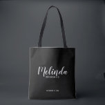 Tote Bag Script moderne noir demoiselle d'honneur personnal<br><div class="desc">Script moderne Sac fourre-tout de demoiselles d'honneur personnalisées avec le nom de la demoiselle d'honneur personnalisée en blanc style de police de script moderne avec titre et date de mariage dans le style de police sans serif moderne sur arrière - plan noir. Aussi parfait pour Maid of Honor, Flower Girl,...</div>