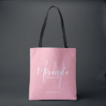Tote Bag Script moderne rose vif Personnalisé Bridesmaitres<br><div class="desc">Ajoutez une touche personnelle à votre mariage grâce à un sac fourre-tout cadeau personnalisé d'hôtesses d'accueil. Ce sac fourre-tout présente le nom personnalisé de la servante de pont dans le style de police de script moderne blanc et monogramme dans le style de police de script moderne rose clair comme arrière...</div>