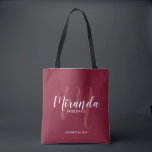 Tote Bag Script rouge Bourgogne Personalisé Bridesmaitres<br><div class="desc">Ajoutez une touche personnelle à votre mariage grâce à un sac fourre-tout cadeau personnalisé d'hôtesses d'accueil. Ce sac fourre-tout présente le nom personnalisé de la demoiselle d'honneur en blanc de style de police de script moderne et monogramme en rouge clair de style de police de script moderne comme arrière -...</div>