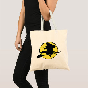 Tote Bag Silhouette de sorcière volant sur un balai contre