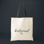 Tote Bag Simple Élégant Écrit Nom Personnalisé Demoiselle d<br><div class="desc">Élevez l'esthétique de votre cortège de mariée avec ce design de nom personnalisé pour demoiselle d'honneur, écriture simple et élégante, parfait pour une célébration chic et moderne. Caractérisé par une typographie noire minimaliste et élégante, cette écriture tendance élève avec élégance n'importe quel sac fourre-tout ou accessoire de mariage. C'est le...</div>