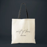 Tote Bag Simple stylé Script Bridesmaid Nom personnalisé<br><div class="desc">Ce sac fourre-tout élégant et minimaliste est décoré de "bonne d'honneur" dans un style moderne écrit à la main. Personnalisez le nom à l'aide du champ modèle.</div>