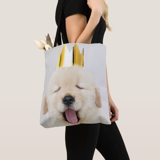 Tote Bag Sleepy Golden Retriever Puppy dans Gold Crown (De près)