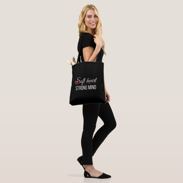 Tote Bag Soft Heart Strong Mind Inspirational Quote (Sur le modèle)