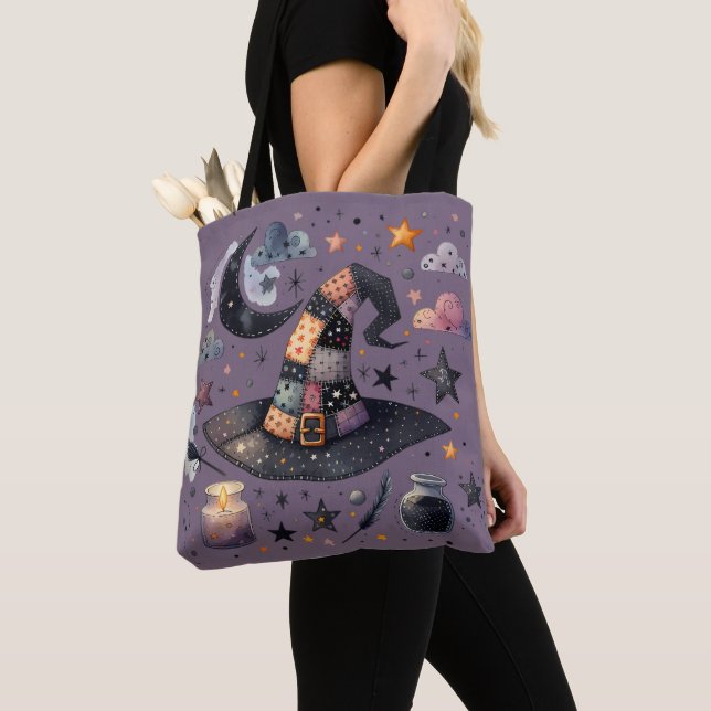 Tote Bag Sorcière lunaire Casquette et magie céleste (De près)