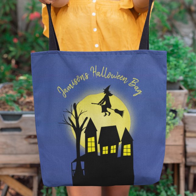 Tote Bag Sorcière volante Éffrayante de la lune d'Halloween (Spooky Halloween flying witch moonlight tote bag with classic trick-or-treat design.)