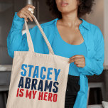 Tote Bag Stacey Abrams est mon héros<br><div class="desc">Stacey Abrams est Mon Héros. Le démocrate géorgien Stacey Abrams, Merci, a demandé à tant de gens de voter pour Biden Harris, contribuant ainsi à la victoire du parti démocratique aux élections de 2020. Elle est un modèle de femme noire pour les petites filles partout. Votez pour elle en 2022....</div>