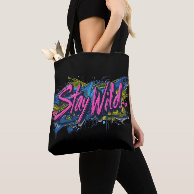 Tote Bag "Stay Wild" - Vibrant Graffiti Style Design de tex (De près)