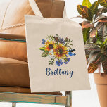 Tote Bag Sunflowers Rustic Watercolor Nom de la servante<br><div class="desc">Aquarelle marine & jaune sac fourre-tout personnalisé avec un arrière - plan blanc classique qui peut être changé à n'importe quelle couleur, un écran de fleurs de tournesol rustique, plumes et nom. Peut être personnalisée pour toute la fête de la mariée, y compris la bonne d'honneur, la demoiselle d'honneur, la...</div>