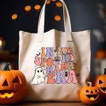TOTE BAG SUPER HALLOWEEN DANS MON ÉPOQUE ÉFFRAYANTE DE MAMA<br><div class="desc">Ce drôle de sac contient une police super de style Halloween qui affiche la phrase "DANS MA MOM ÉFFRAYANTE ERA" dans des tons pastel enchanteurs, crème, rose et violet. Orné de décorations intemporelles d'Halloween, crânes, araignées, chat noir et toiles d'araignée, ce sac est l'accessoire parfait pour compléter votre tenue d'Halloween...</div>