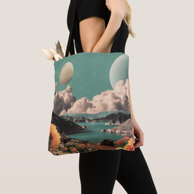 Tote Bag Surreal Mountain Landscape with Planets and Clouds (De près)