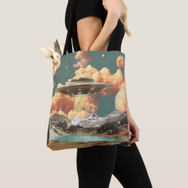 Tote Bag Surreal UFO Above Mountain Lake with Planets (De près)