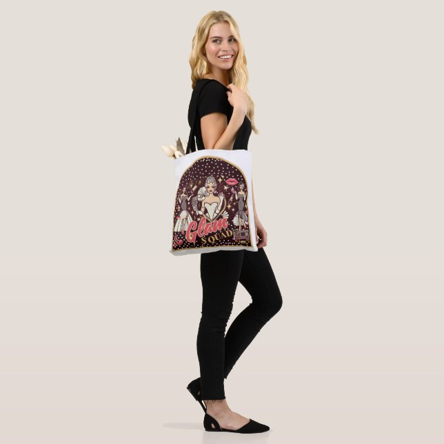 Tote Bag T-Shirt Retro Glam Squad (Sur le modèle)