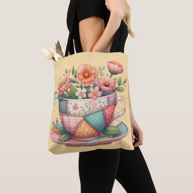Tote Bag Tasse en patchwork avec des fleurs fantaisistes (De près)