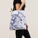 Tote Bag Taurus Zodiac Navy & Gold Monochrome Fourre-tout<br><div class="desc">Pour notre collection de zodiac monochrome, nous avons créé ces magnifiques modèles de sacs fourre-tout graphiques illustratifs en zodiaque bleu marine, uniques en son genre. Le sac fourre-tout présente notre propre oeuvre d'art astrologique Taurus zodiac, interprétée à la main et d'une couleur bleu marine profonde. Le texte élégant du zodiaque...</div>