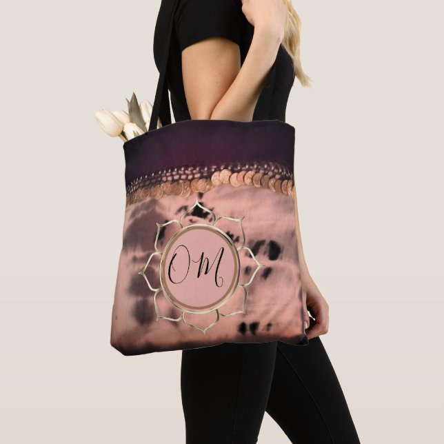 Tote Bag Tee de teinture rose pâle OM Lotus (De près)