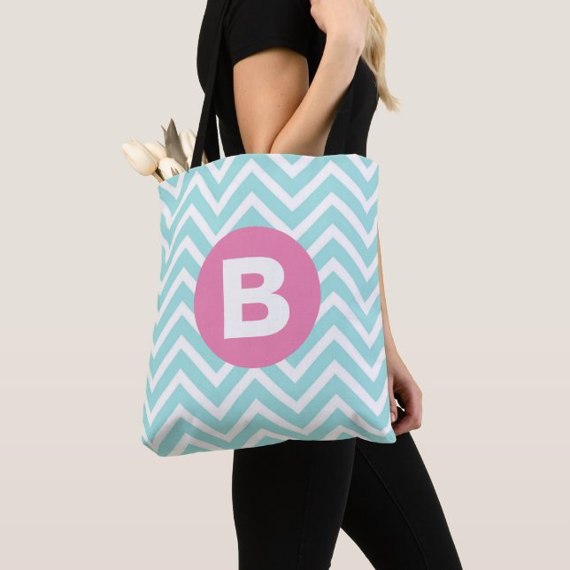 Tote Bag Tendance bleu clair Chevron rose Monogramme (De près)