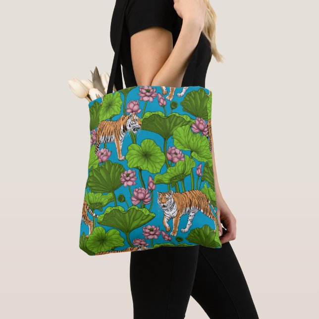 Tote Bag Tigres dans l'étang de lotus rose (De près)
