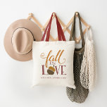 Tote Bag Tomber dans l'amour | Autumn Acorn Wedding Favor<br><div class="desc">Célébrez la saison — et votre bonheur conjugal — avec ces beaux sacs fourre-tout de mariage saisonniers. Design caractéristiques "tomber amoureux" en marsala et la typographie mixte orange brûlée avec un gland debout pour le "O". Personnalisez avec vos noms et votre date de mariage.</div>
