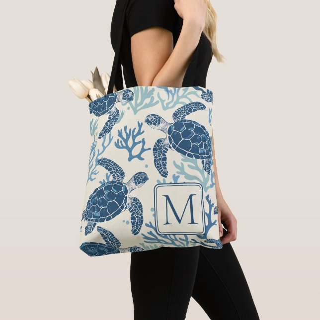 Tote Bag Tortues de mer bleues et crème Monogramme (De près)