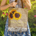 Tote Bag Tournesols mariage dentelle mère de la mariée<br><div class="desc">Rustique élégant été ou automne mariage de automne élégant mère de la mariée / mère du marié / femme de chambre / femme d'honneur / fille de fleur sac fourre-tout sur un faux burlap beige avec de beaux bouquets de tournesols d'or jaune et des bordures de dentelle blanche sur les...</div>