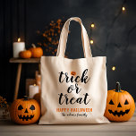 Tote Bag Trace ou traitement Script moderne Halloween perso<br><div class="desc">Ces sachets de fourre-tout Halloween effrayant / bonbons sont dotés de "Trick or Treat" en écriture noire moderne avec un accent citrouille orange jack o'lanterne. Personnalisez et commandez des sacs assortis pour votre famille.</div>