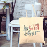 Tote Bag Tricot Citation Ma Tête Dit Gym Mon Coeur Dit Knit<br><div class="desc">Citation de tricot drôle dans la typographie moderne. La phrase tricot dit : "Ma tête dit gym, mon coeur dit tricot" et, est écrit en rose, bleu gris et bleu denim. La conception comporte une boule en forme de coeur de fil avec aiguilles de tricot. La typographie est décorée d'un...</div>