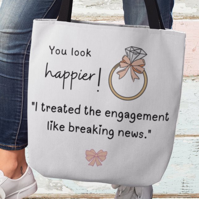 Tote Bag Tu as l'air plus heureux ! Fiançailles de nouvelle (You look happier! :"I treated the engagement like breaking news." Tote bag)