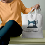 Tote Bag Turquoise Vintage Machine à coudre<br><div class="desc">Sac économique élégant pour tailleurs,  couturières,  couturiers,  stylistes,  et plus avec une illustration de machine à coudre vintage en couleur bleu paon turquoise avec deux lignes de texte personnalisé en blanc. La couleur de la machine à coudre est modifiable !</div>