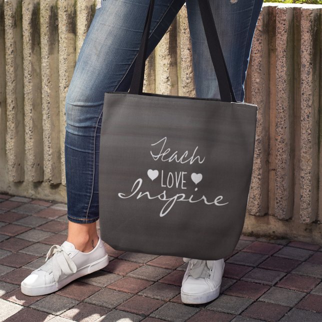 Tote Bag Typographie des citations inspirées de l'enseignan (Teach Love Inspire inspirational teacher tote bag with motivational quote and heart icons.)