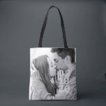 Tote Bag Typographie moderne Gras Mariage photo personnalis<br><div class="desc">Ajoutez une photo personnalisée. Le modèle photo a un filtre. La date est une typographie serif en gras. Les noms de mariée à être et de mariée à être sont dans la typographie sans serif.</div>