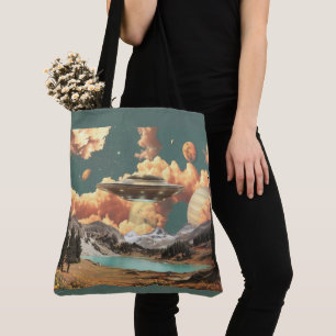 Tote Bag UFO Surréaliste au-Dessus d'un Lac de Montagne ave