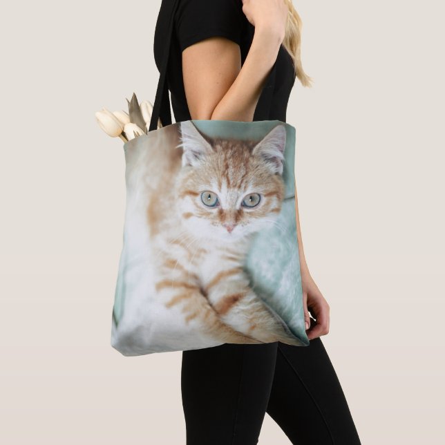 Tote Bag Un chaton d'or de couleur se couchant (De près)