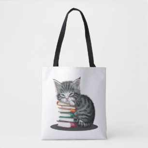 Tote Bag Un chaton endormi, bercé d'une pile de livres.
