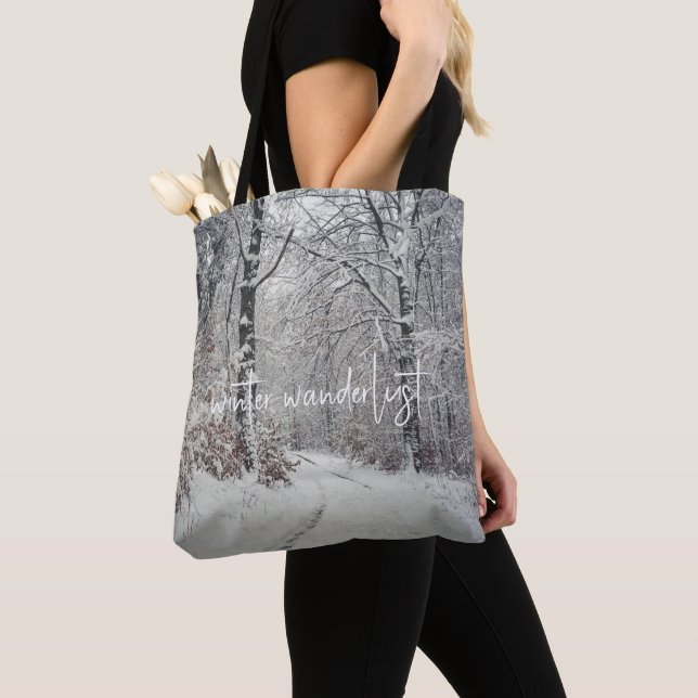 Tote Bag Un chemin à travers la forêt enchantée d'hiver (De près)