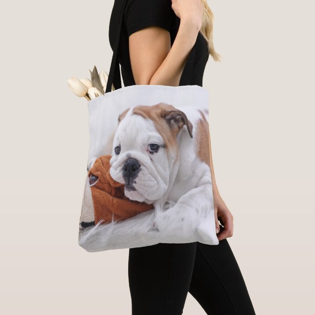 Tote Bag Un chiot anglais de bouledogue jouant avec un (De près)