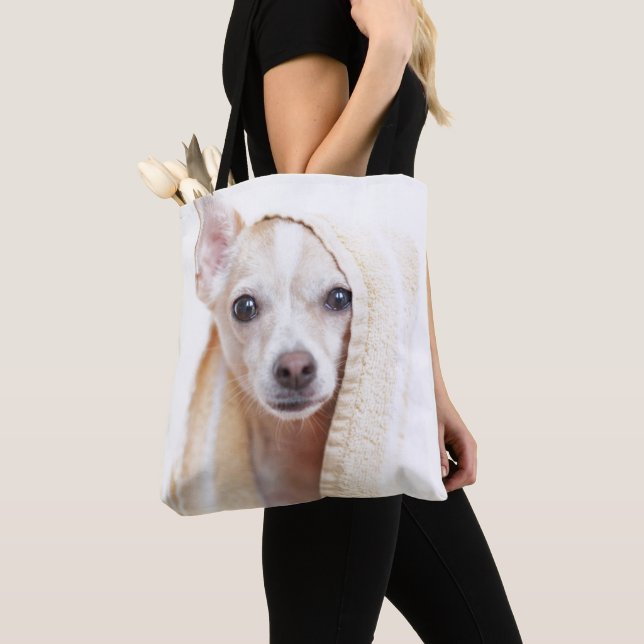 Tote Bag Un chiwawa bronzage et blanc se repose sous une (De près)