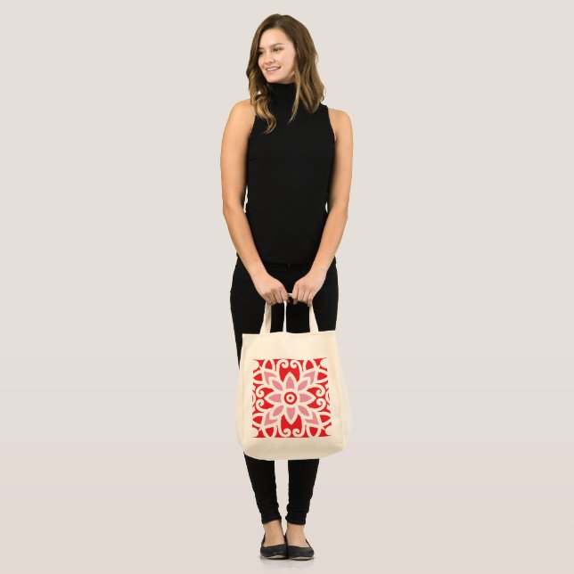 Tote Bag un motif rouge et blanc avec une fleur (Devant (modèle))
