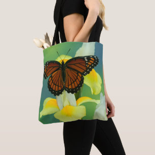 Tote Bag Un papillon amiral sur un iris japonais jaune