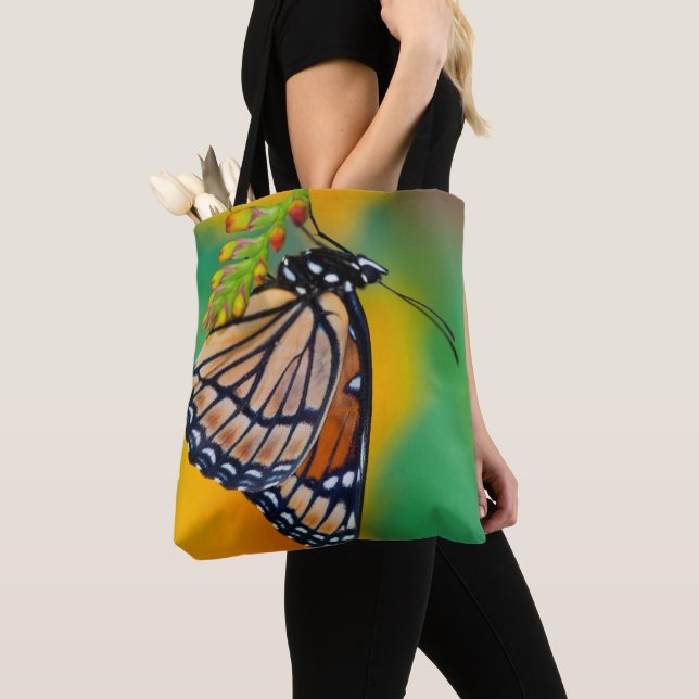 Tote Bag Un papillon Limenitis archippus sur des fleurs (De près)