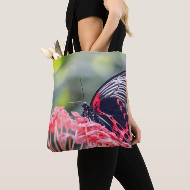 Tote Bag Un papillon rouge et noir saisissant B (De près)