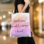 Tote Bag Une femme rose Aquarelle Chic Typographie<br><div class="desc">"Derrière chaque femme prospère se trouve elle-même." Alors qui a besoin du Prince Charming ? Faites votre propre "bonheur toujours après" et embrassez "girl power" chaque fois que vous allez faire du shopping avec ce sac fourre-tout féministe chic et coloré inspiré avec une typographie manuscrite noire sucrée sur une étoffe...</div>