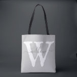 Tote Bag Unique Monogramme Antique Gris Blanc Typographie<br><div class="desc">Cet élégant sac fourre-tout gris et blanc neutre est orné d'une signature de script de style moderne superposée sur une ancienne base de typographie vintage anglaise. Ce style est désespéré et irrégulier, lui donnant un caractère rustique et ancien. Un mélange de typographie ancienne et moderne pour créer un style monogramme...</div>