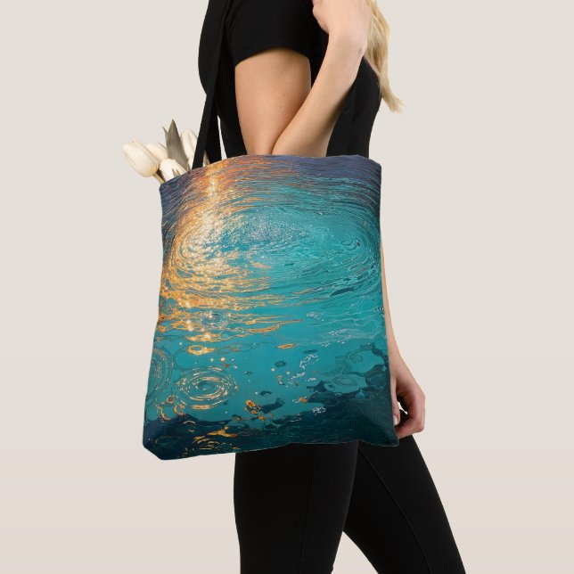 Tote Bag Vagues d'eau abstraites avec lumière dorée du sole (De près)