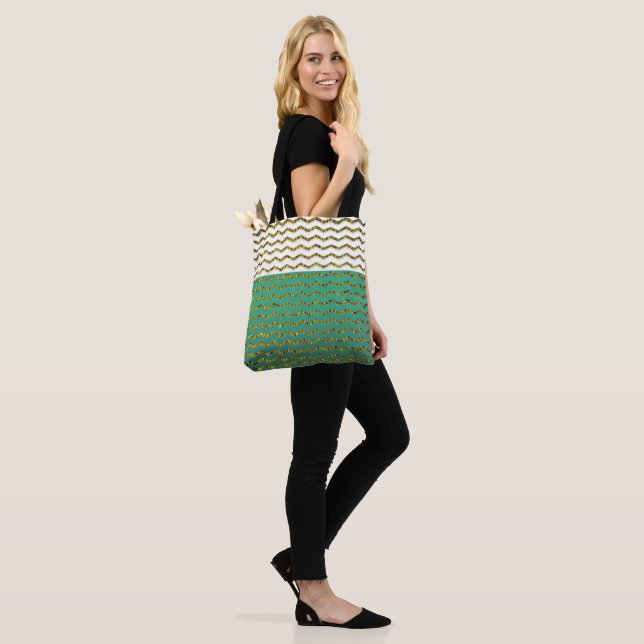 Tote Bag Vert blanc Ombre de turquoise de Chevron de (Sur le modèle)