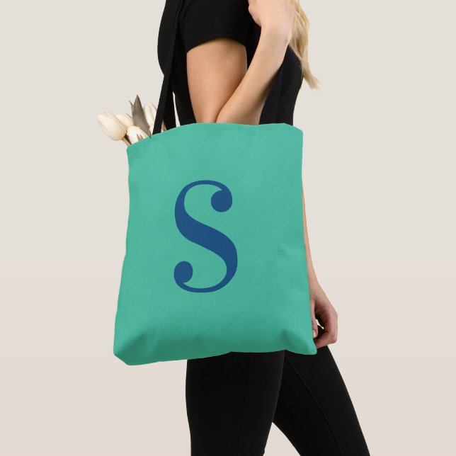 Tote Bag Vert clair minimal avec grand monogramme bleu mari (De près)
