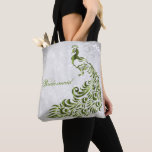 Tote Bag Vigne verte Peacock Leaf Bridesmaid Fourre-tout<br><div class="desc">Personnalisez un sac tout en papier pour vos servantes d'accueil avec le Sac fourre-tout de la servante Green Peacock Leaf Bridesmaid. Le design de fourre-tout présente un arrière - plan gris clair avec un paon vert éclatant orné d'une feuille de vigne. Personnalisez avec le nom de la servante ou gardez...</div>