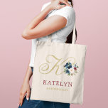 Tote Bag Vin d'or de la Marine Floral Custom Mariage de mar<br><div class="desc">Un élégant sac fourre-tout personnalisé présente un script original accentué d'un magnifique bouquet floral aquarelle en bleu marine, rouge vif, et rose vif avec verdure. Personnalisez le titre initial, le prénom et le titre du parti nuptial. Fait un cadeau unique pour vos demoiselles d'honneur et d'autres membres de votre fête...</div>