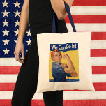 Tote Bag Vintage Patriotique Rosie le Riveter, Nous pouvons<br><div class="desc">Illustration vintage design patriotique mettant en vedette une dame qui est depuis connue sous le nom de Rosie le Riveter. "We Can Do It!" est une affiche en temps de guerre américaine datant de la Seconde Guerre mondiale qui donne une image inspirante pour remonter le moral des travailleuses.</div>